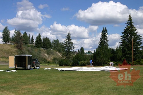 setting_up_for_garlic_festival.jpg