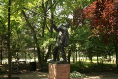 entrance-statue-80