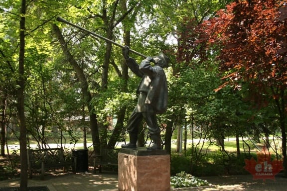 entrance-statue-80