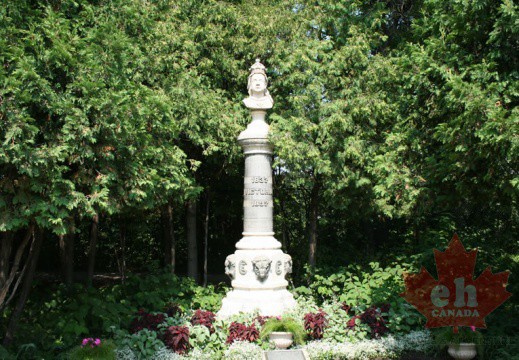statue-17 (605 visits) statue-17