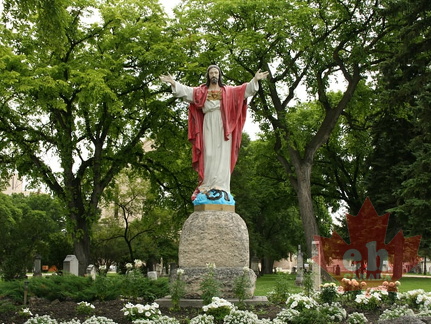 st-boniface-bastilica-statues-07 (1042 visits, rating score 4.39) st-boniface-bastilica-statues-07