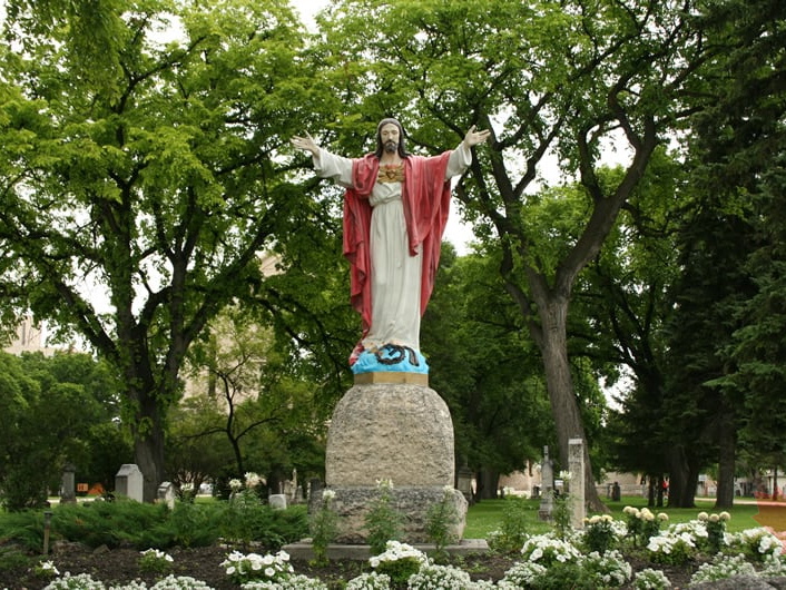 st-boniface-bastilica-statues-07 (1042 visits, rating score 4.39) st-boniface-bastilica-statues-07