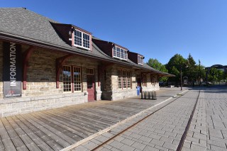 Cycling infrastructure along Quebec's Sentier Transcanadien helps riders travel longer distances with confidence, providing clear signage, trail connections, and support services throughout the region.