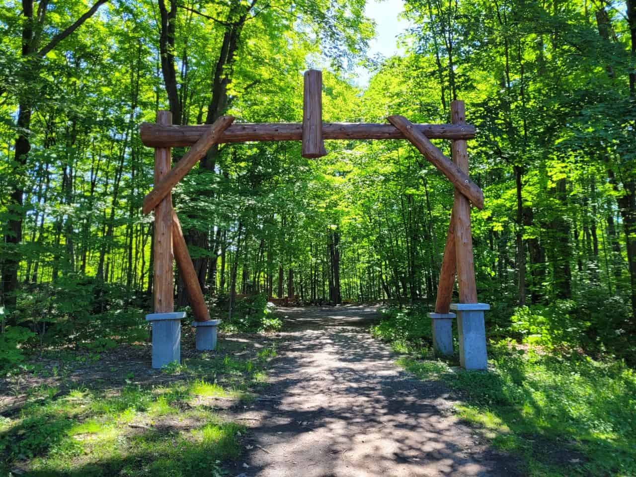 Gatineau Park has many tourist attractions, rest areas, parking lots, and trail access points