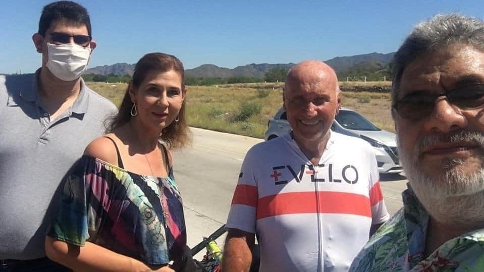 News agencies often stories on Robert as he rode through. This Mexican family saw the feature and came out to meet the Canadian Adventure Cyclist