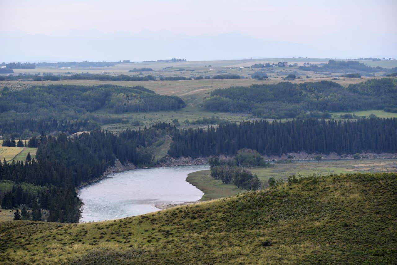 The trails of Glenbow Ranch Provincial Park offer visitors a chance to immerse themselves in nature while enjoying breathtaking views of the Bow River and surrounding landscapes.