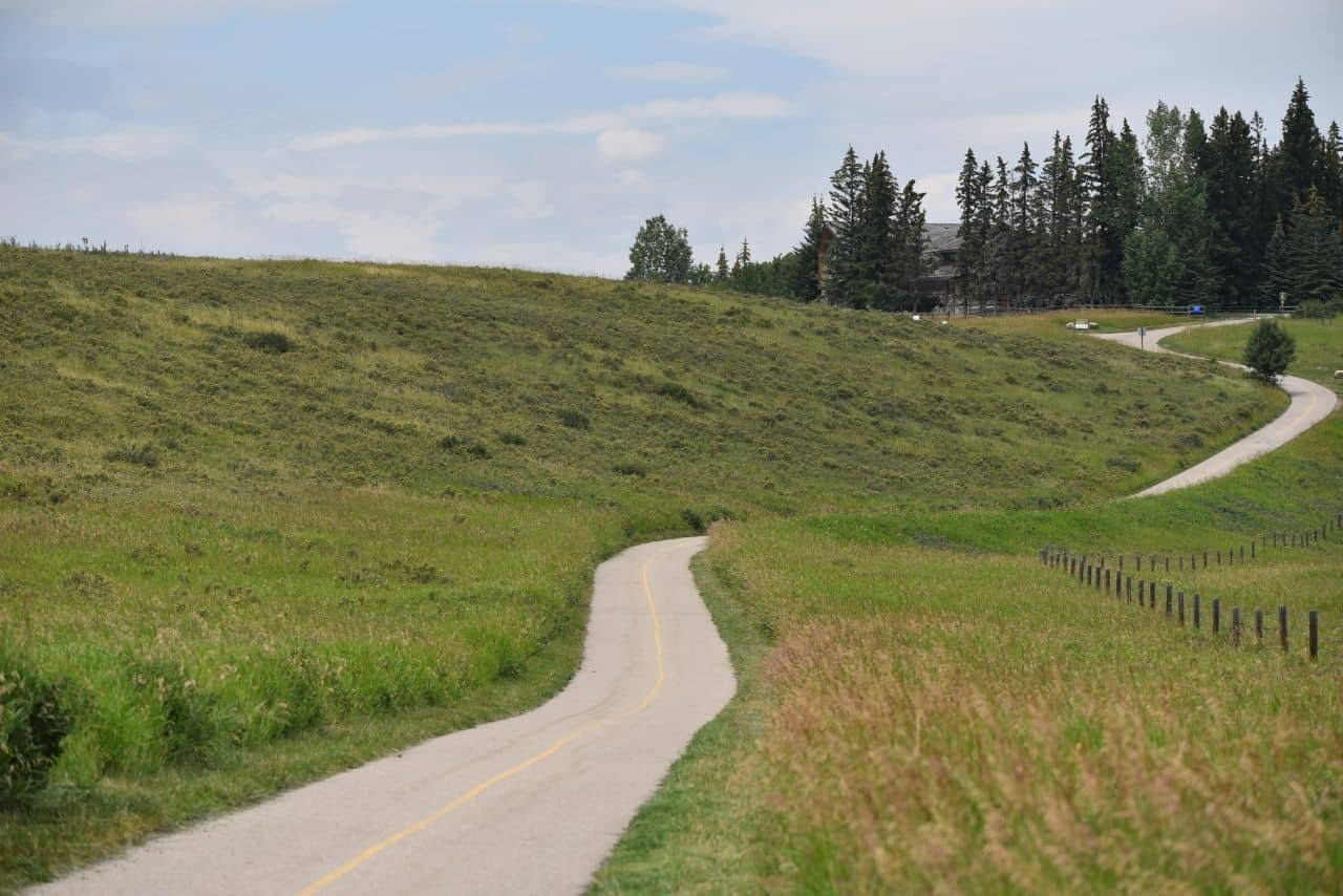 Over 28 km of hiking and cycling trails give visitors the perfect opportunity to explore the rolling hills and forested Bow River Valley in the Glenbow Ranch Provincial Park.