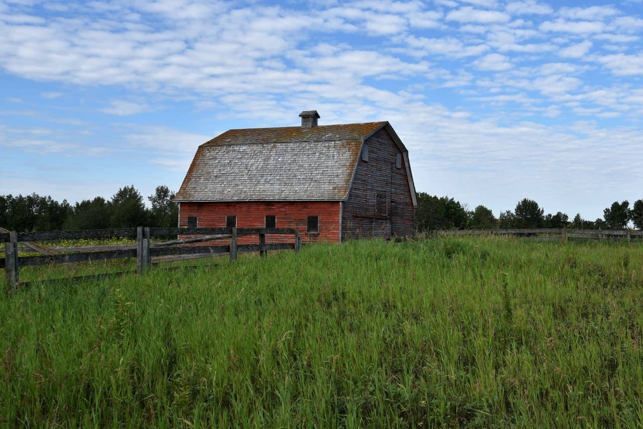 The Meadowlark Trail is an easy-to navigate rail trail that offers breathtaking prairie views of rustic barns, rolling hills and pastures, and gorgeous sunsets.