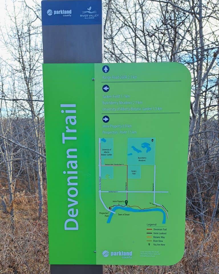 The trails at Prospector's Point are well signed. This sign is near the fork in the trail so that hikers can make an informed decision about which way they plan to hike while on the greater Beaver Hill Road trail system on the North Saskatchewan River in Alberta, Canada.