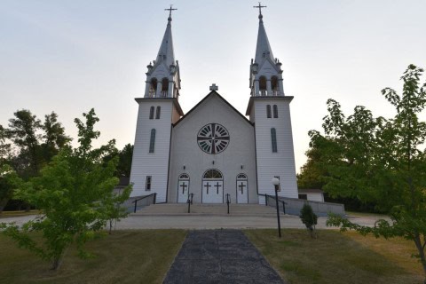 St. Malo Church stands as a historic and spiritual landmark along the Crow Wing Trail / Chemin St. Paul. Pilgrims can pause to admire its architecture and reflect on Manitoba’s rich heritage.