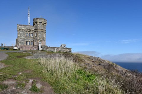 Cabot Tower rises above Signal Hill along the North Head Trail, offering hikers panoramic views of St. John’s harbour and the Atlantic. This historic site is perfect for family-friendly walks, scenic photography, and connecting with Newfoundland’s heritage.