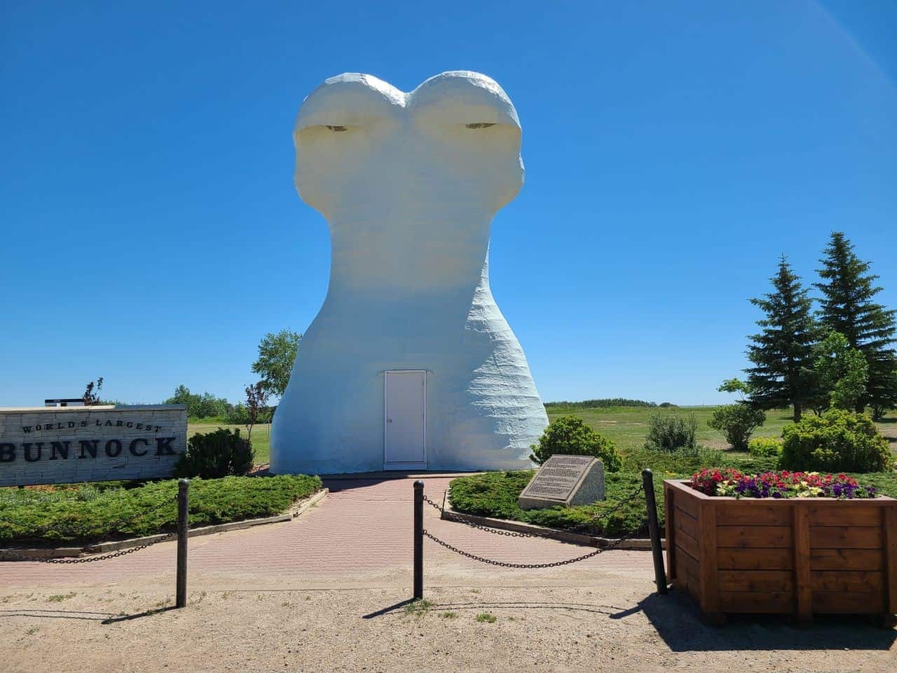 Right along the central Alberta Saskatchewan border on the east side, is Macklin Saskatchewan. Home to the World's Largest Bunnock