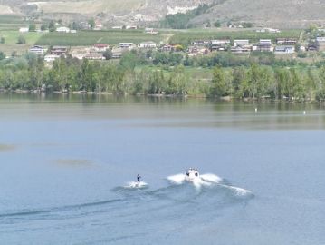 water_skiing_on_osoyoos_lake