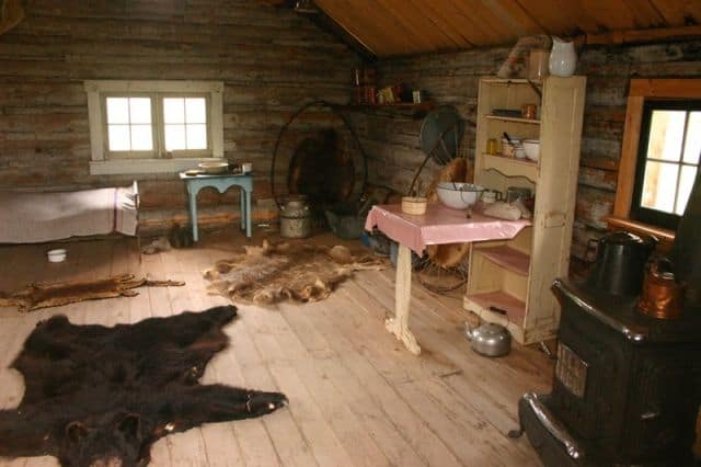 huble_homestead_inside_settler_cabin_002