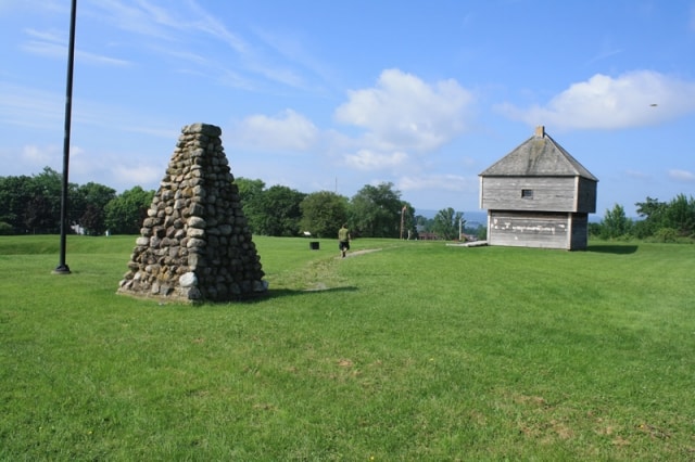fort-edward-historic-site-monument20110713_01