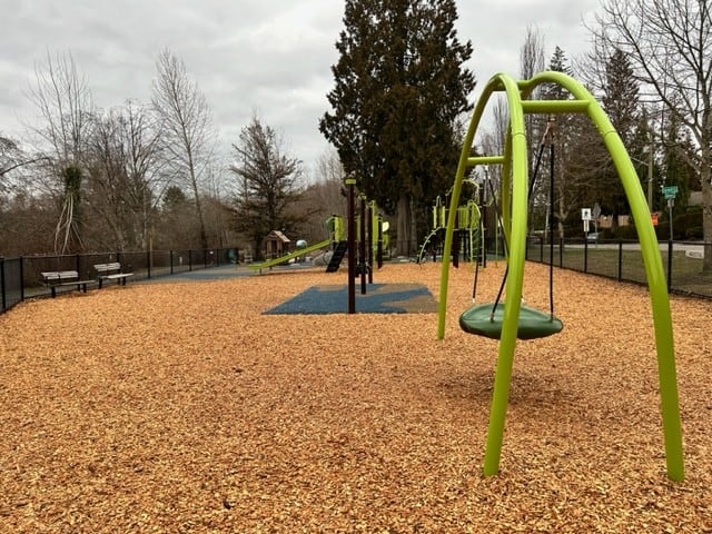 playground-at-como-lake