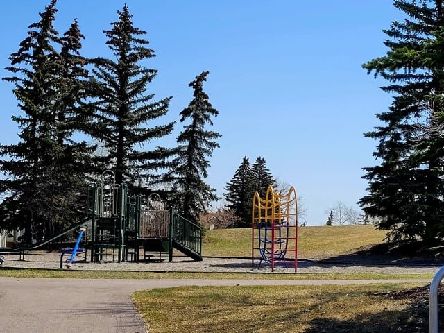 erinwoods-park-kids-playground---se-calgary-alberta-canada