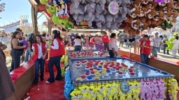 Midway-Game-Booth-and-Prizes