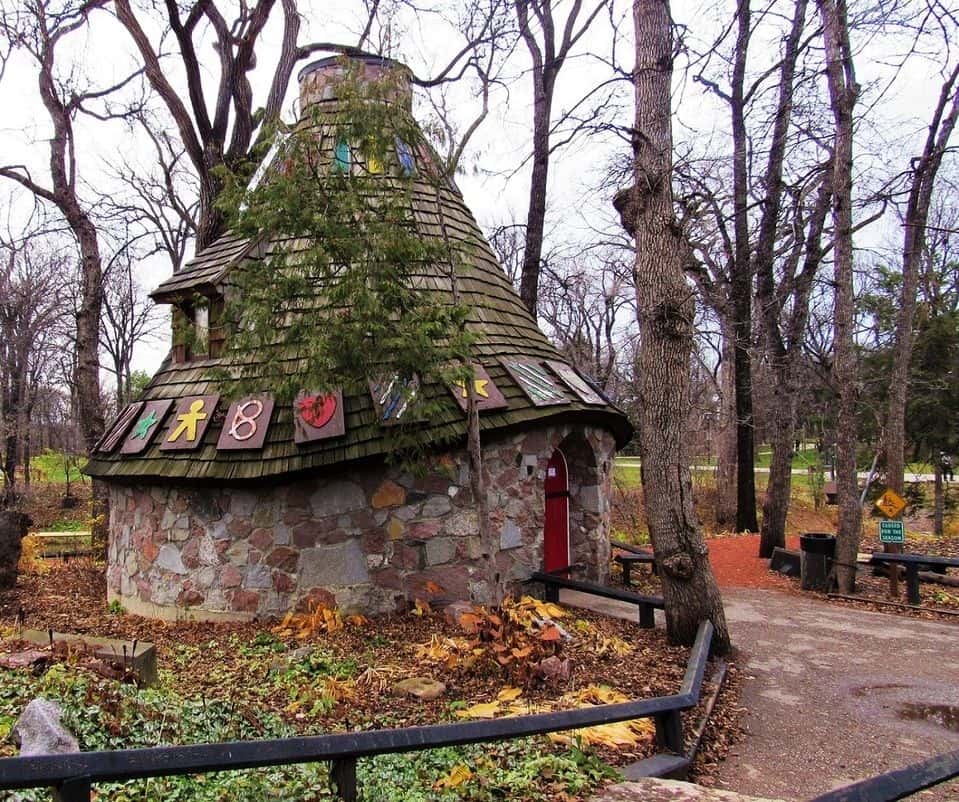 7c2e698e7632df29448413ce.jpg - Witch hut decked out in fall colors!