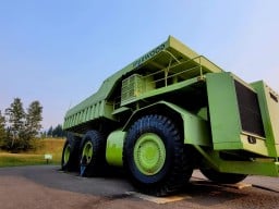 World's Largest Tandem Axle Truck - The TITAN - SPARWOOD, B.C. 2022-09-09